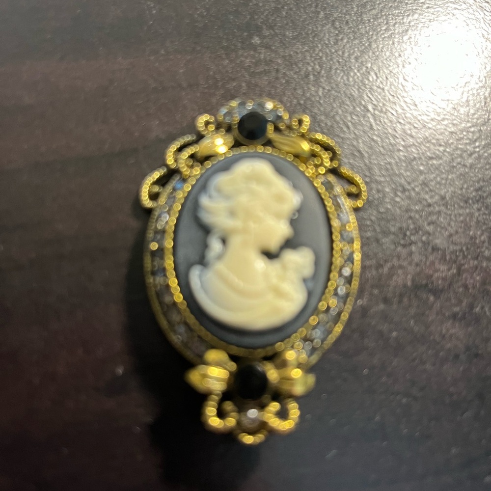 Black and crystal brooch cameo NEW.